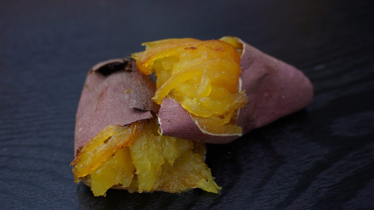 割った焼き芋の断面。黄色い果肉に蜜がにじんでいる