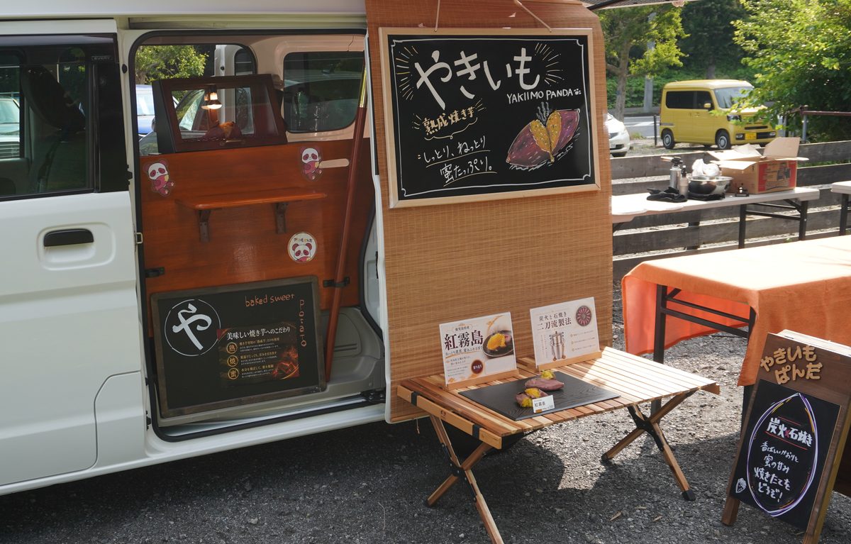 軽バンの横に折りたたみ机と黒板を出しただけの、小さな売り場