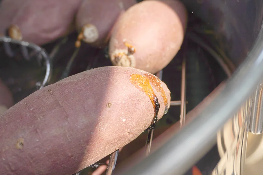 焼き網の上で、皮から琥珀色の蜜が滴りはじめた焼き芋