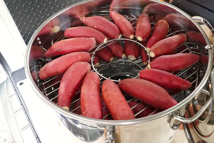 焼き芋機に生の紅はるかを放射状に並べた様子