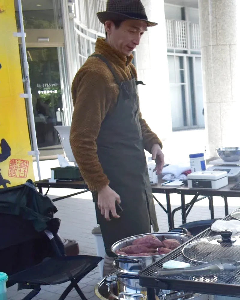 焼き芋機2台を並べた売り場に立つ、焼き芋機オーナーの宮武さん